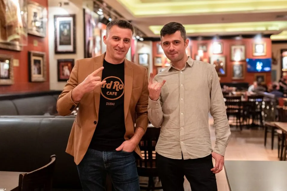 poza cu cei doi fondatori de la hard rock cafe